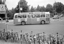 831169 Afbeelding van een autobus op lijn 9 op de hoek van de Tunnelweg (links) en Leidseweg te Utrecht.